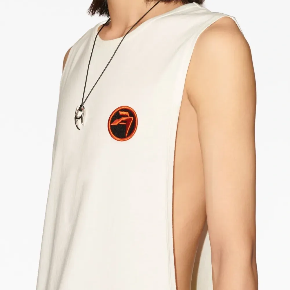 Топ с нашивкой-логотипом