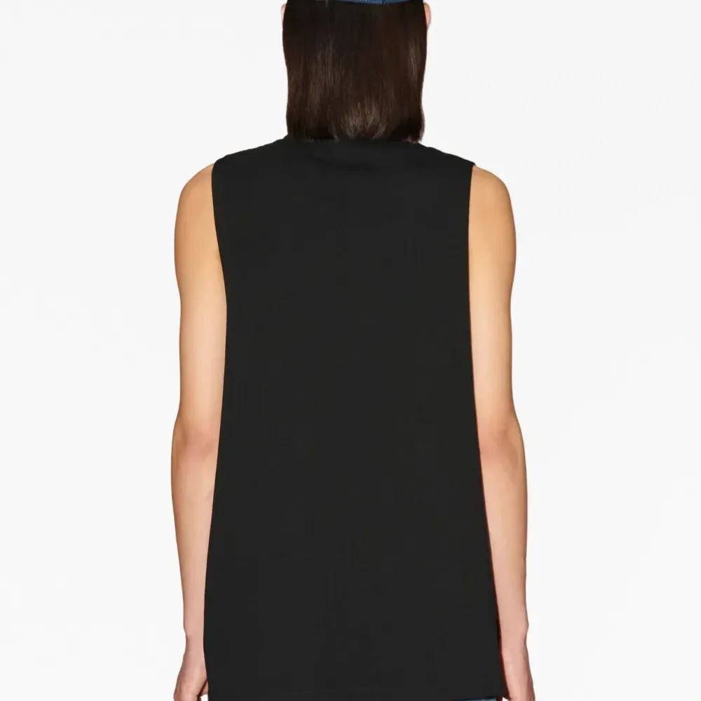 Топ с нашивкой-логотипом