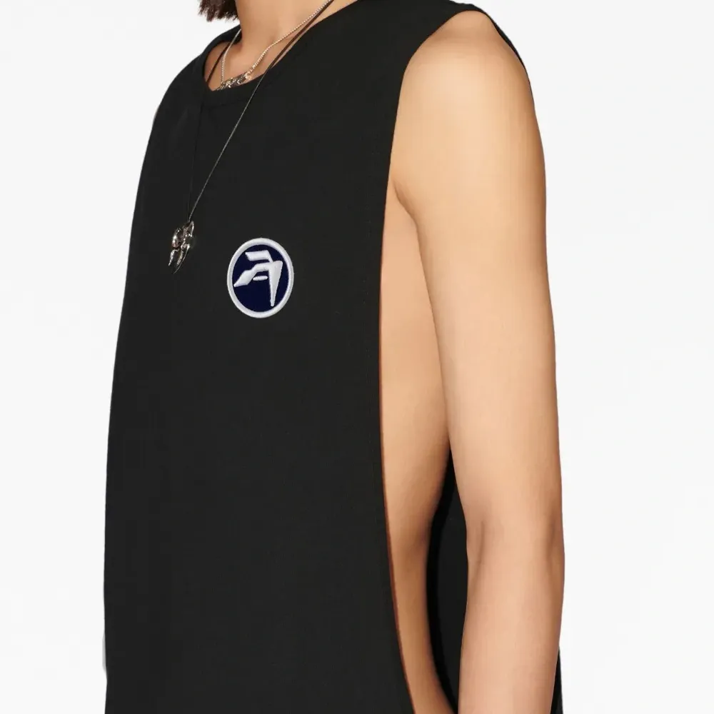 Топ с нашивкой-логотипом