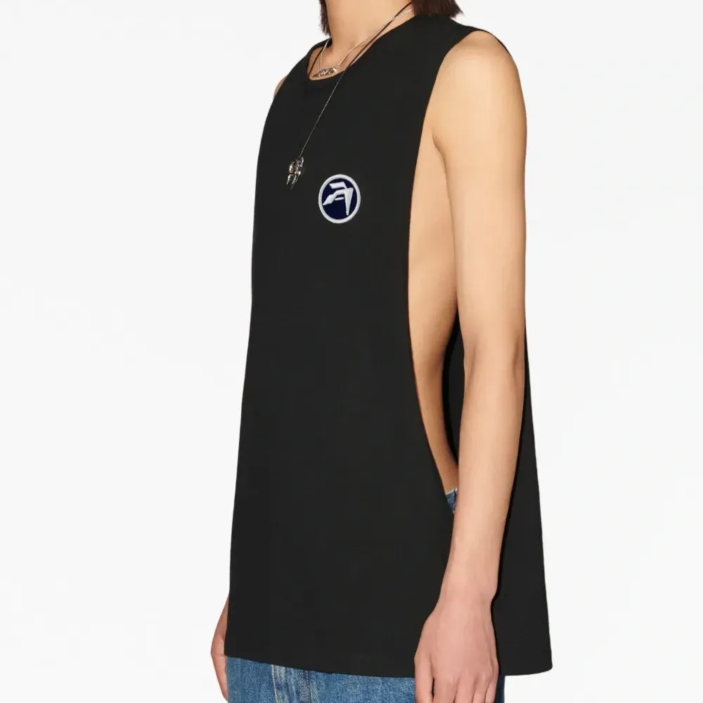 Топ с нашивкой-логотипом