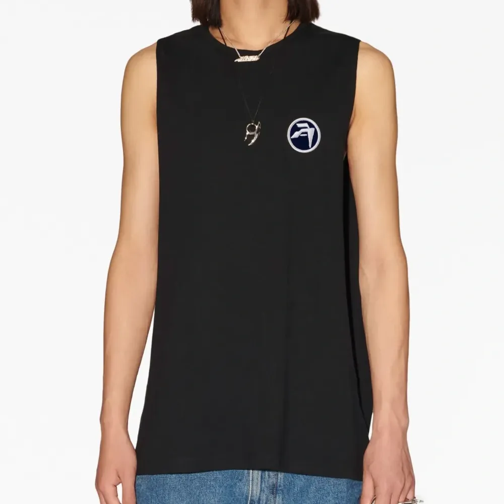 Топ с нашивкой-логотипом