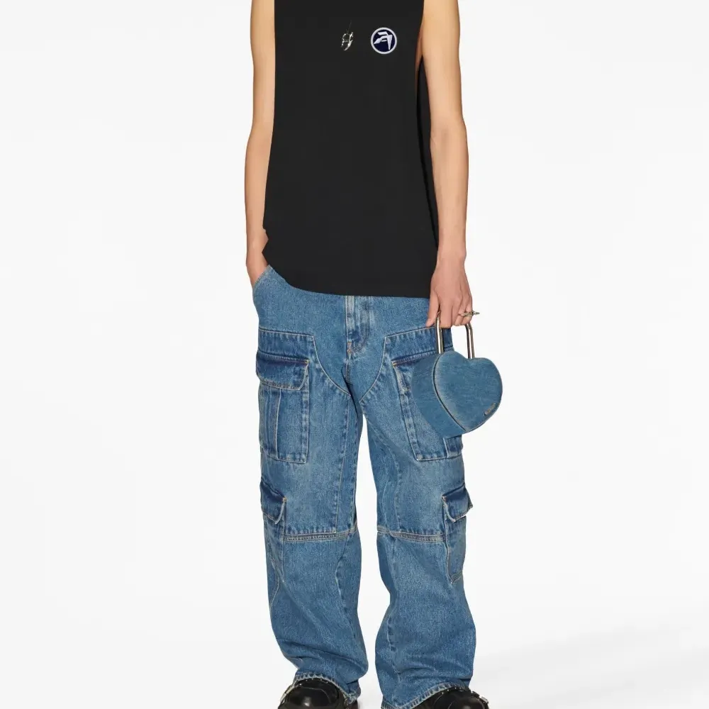 Топ с нашивкой-логотипом