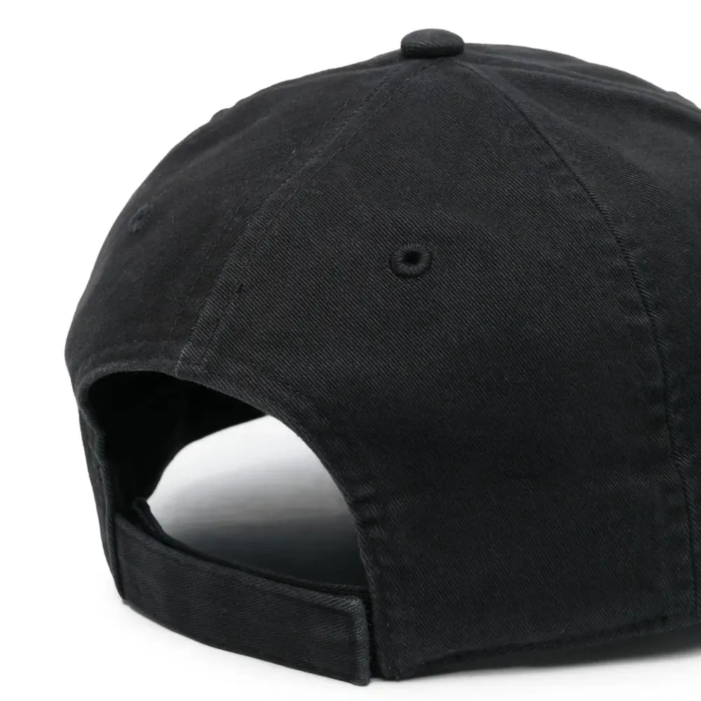 Кепка с вышитым логотипом