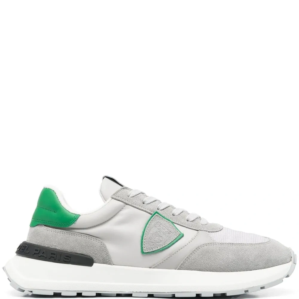 Кроссовки с нашивкой-логотипом