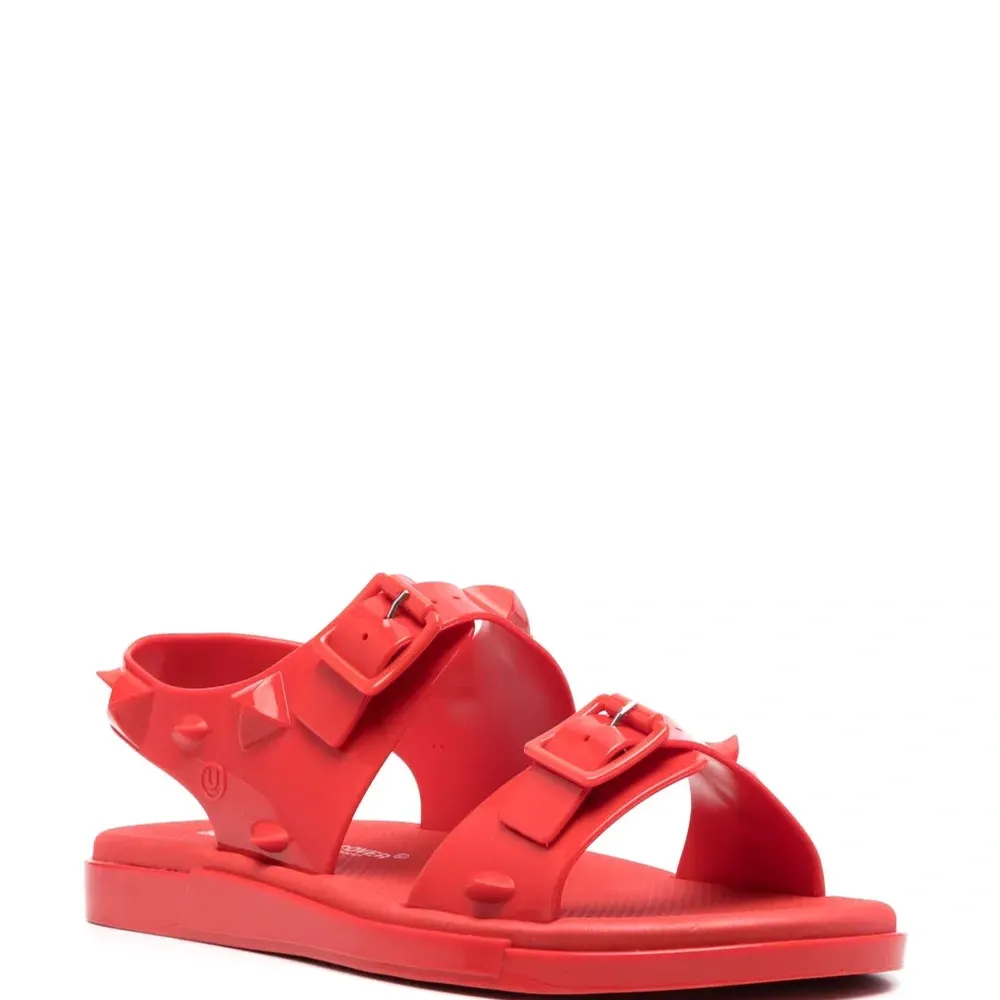 Сандалии с пряжками