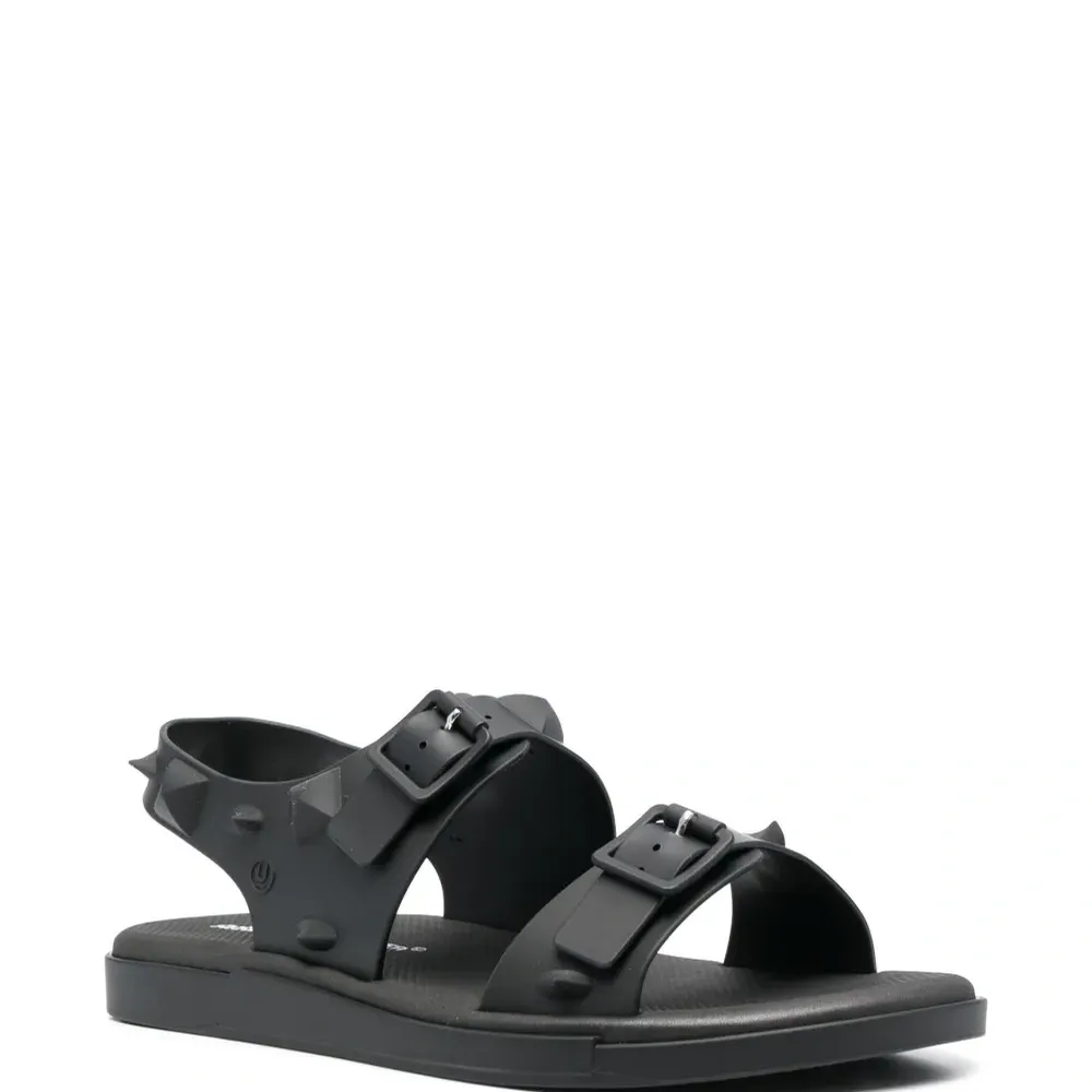 Сандалии с заклепками-шипами