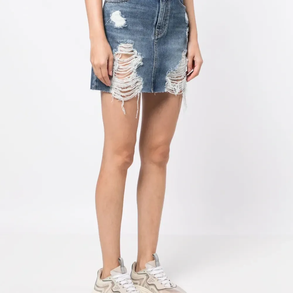 Джинсовая юбка с эффектом потертости