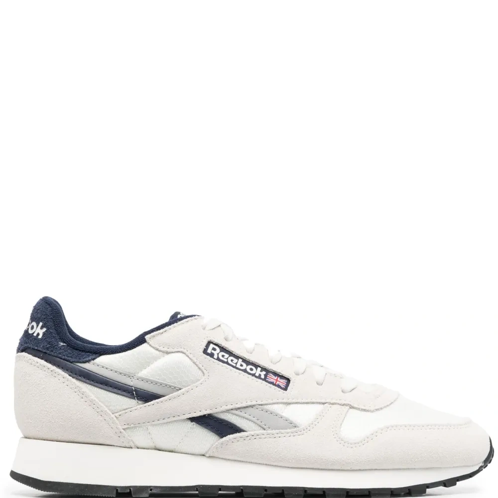 Кроссовки с нашивкой-логотипом