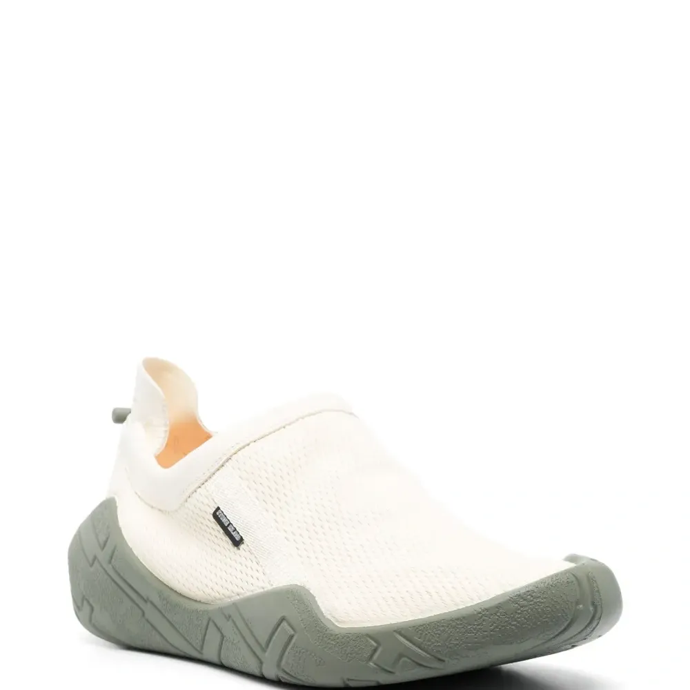 Слипоны с нашивкой-логотипом