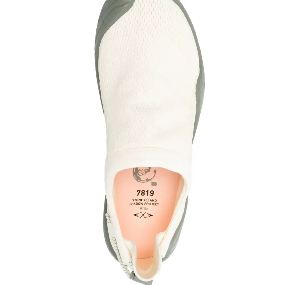 Слипоны с нашивкой-логотипом