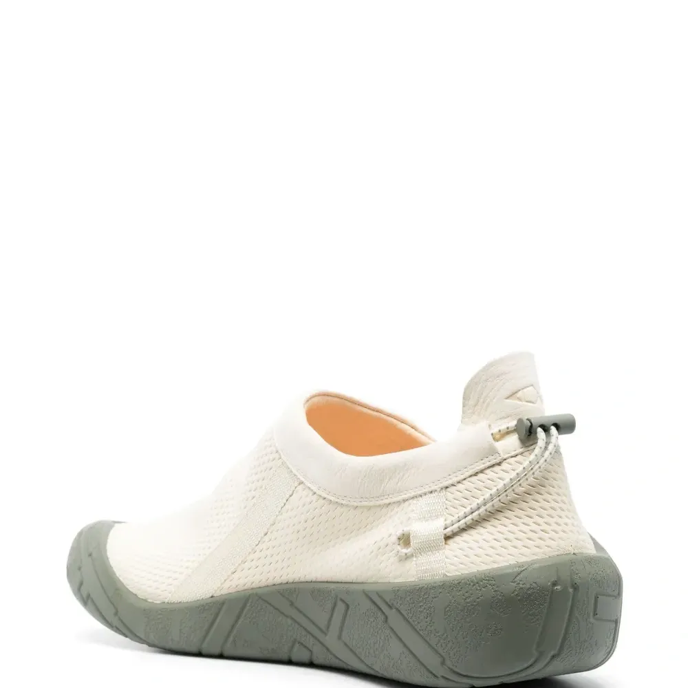 Слипоны с нашивкой-логотипом