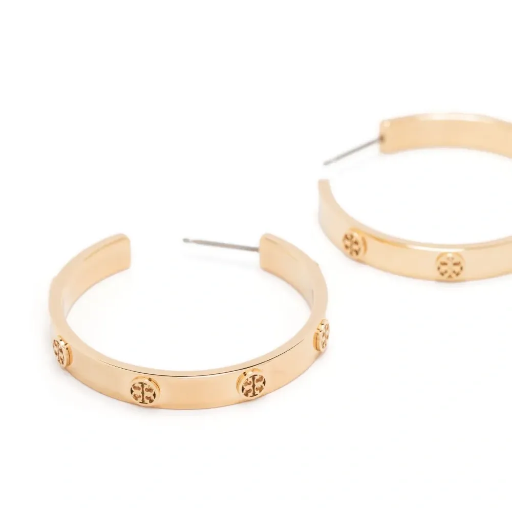 Серьги-кольца с тисненым логотипом