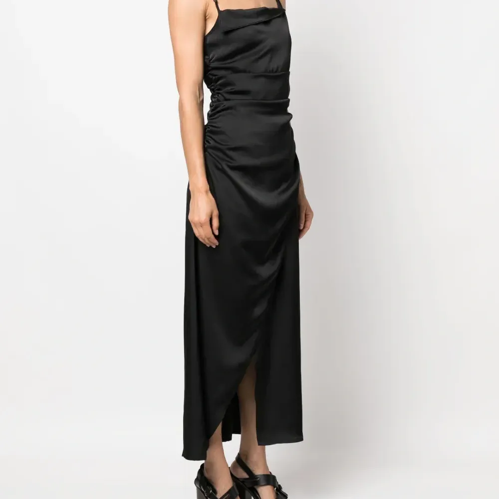 Платье с сатиновым блеском и драпировкой Платье с сатиновым блеском и драпировкой