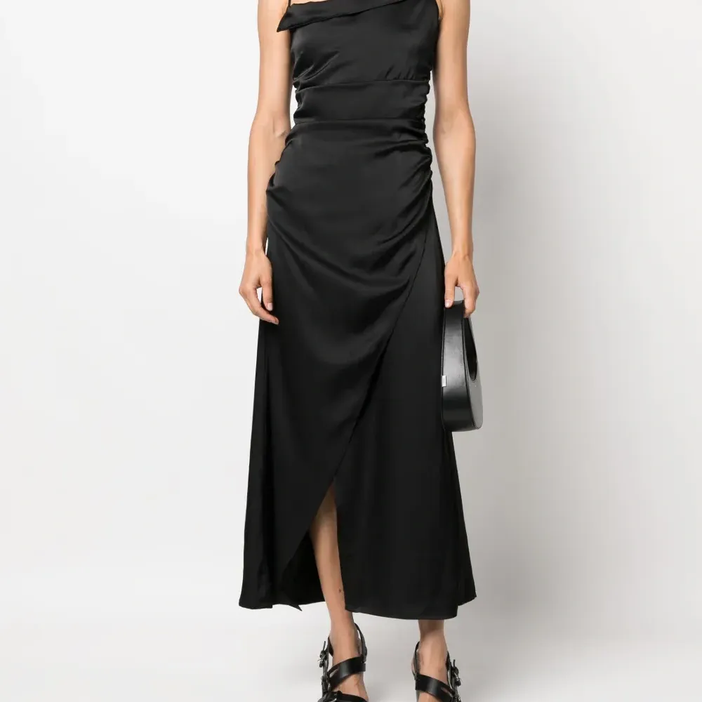 Платье с сатиновым блеском и драпировкой Платье с сатиновым блеском и драпировкой