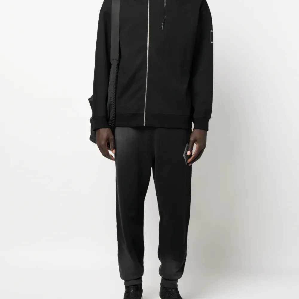 Толстовка с вышитым логотипом