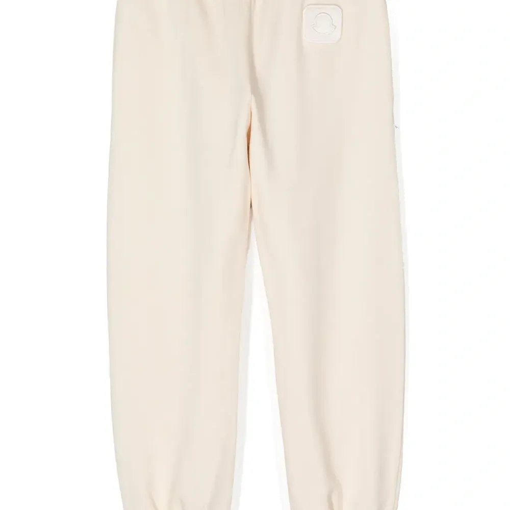 Брюки с нашивкой-логотипом