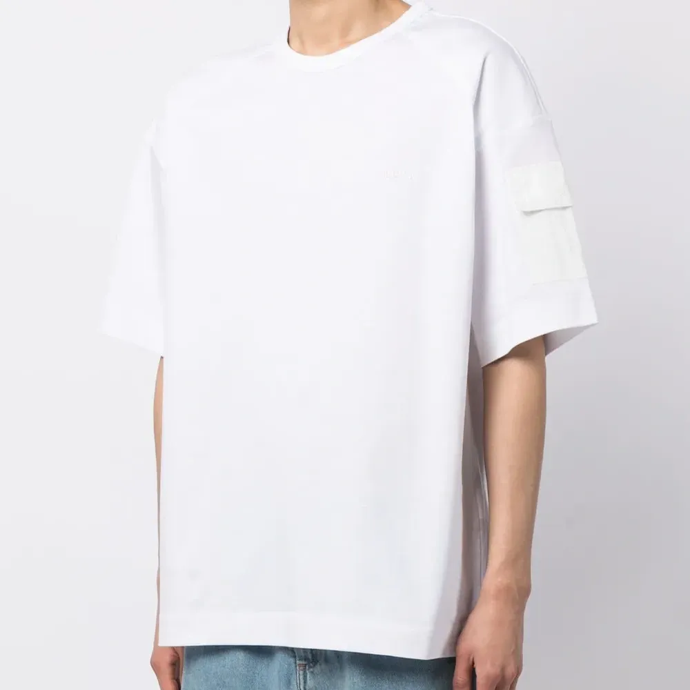 Футболка с карманом на рукаве