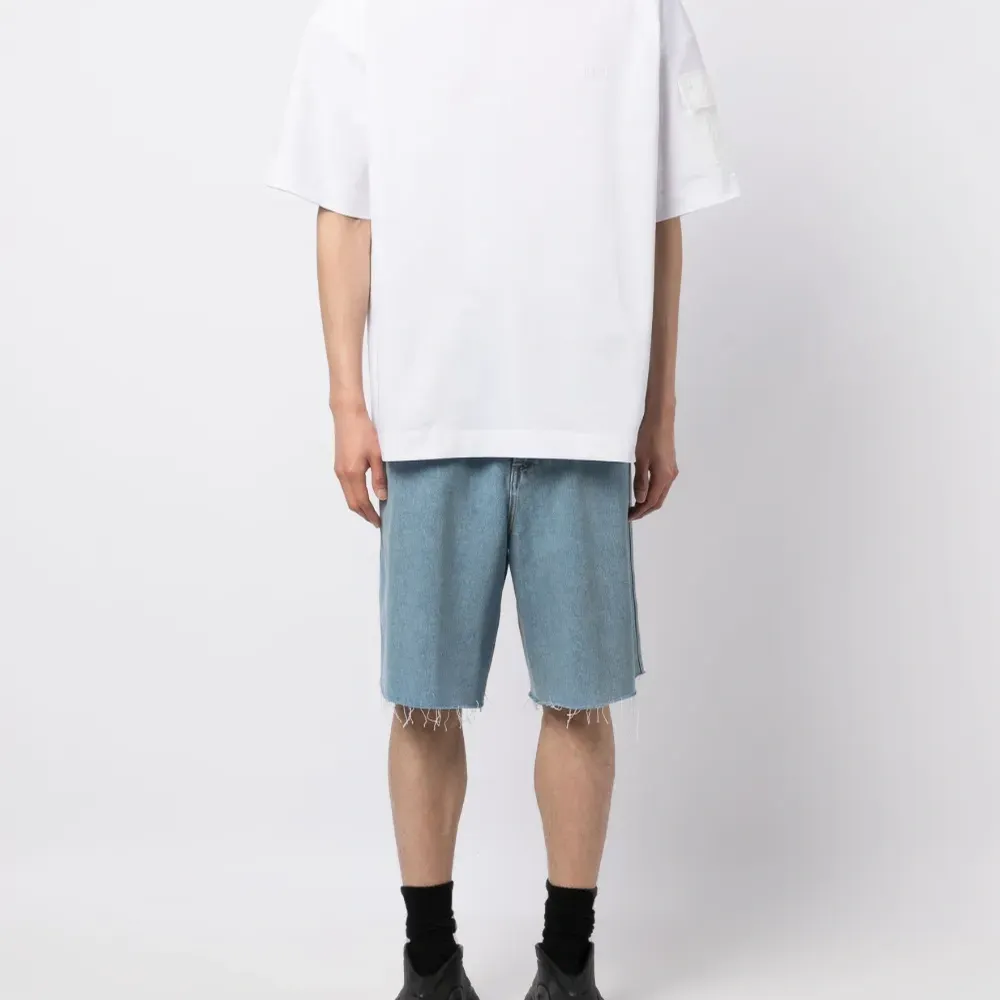 Футболка с карманом на рукаве