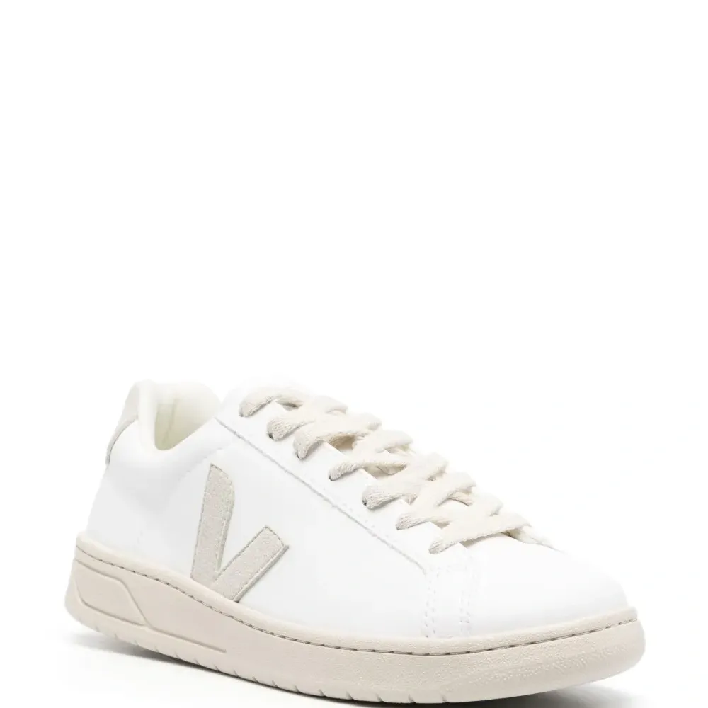 Кроссовки с нашивкой-логотипом