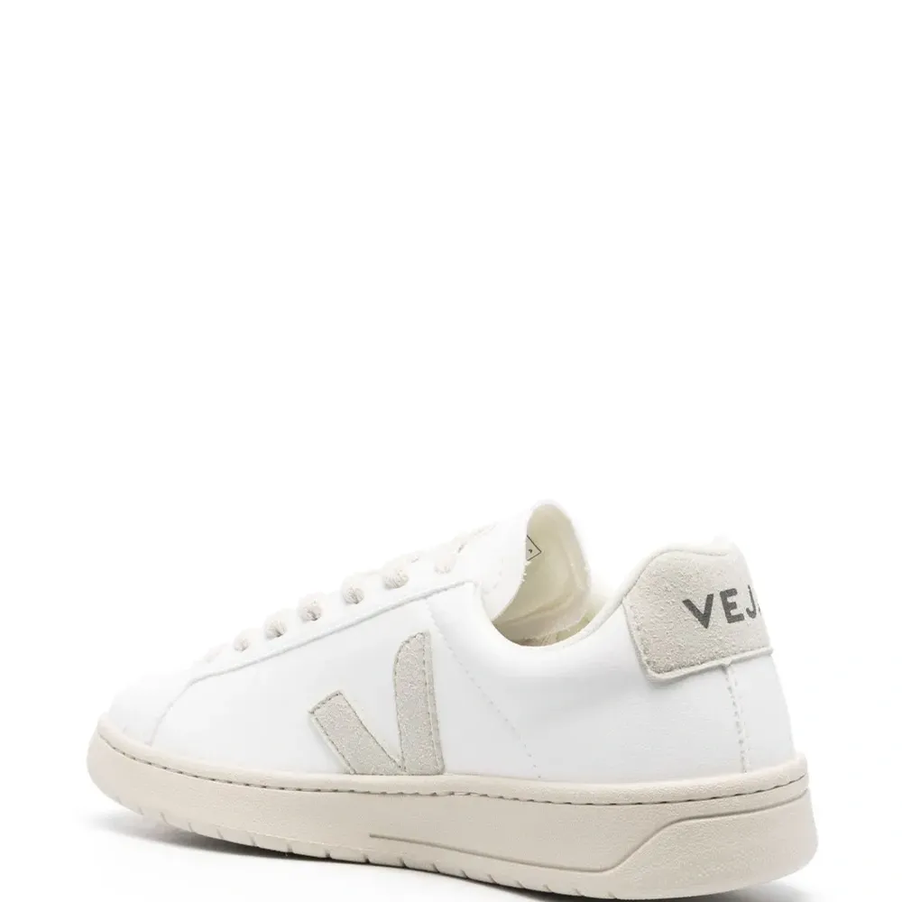 Кроссовки с нашивкой-логотипом