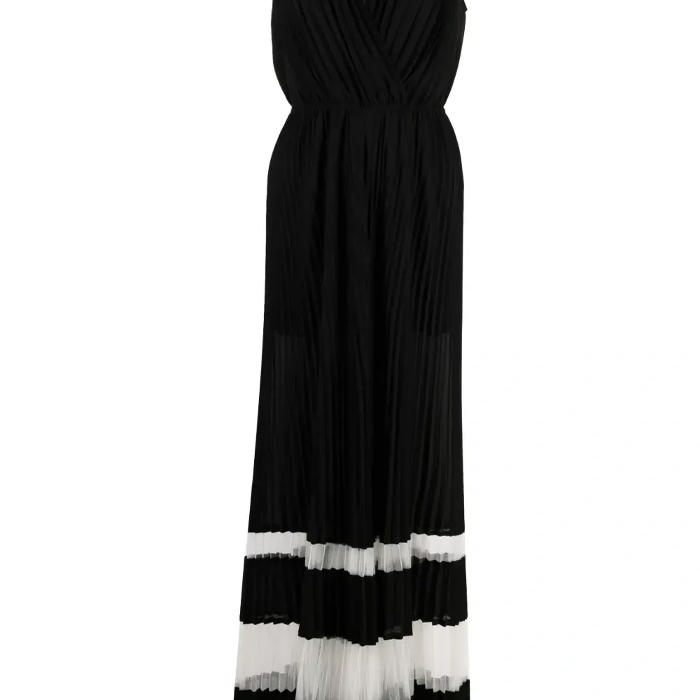 Плиссированное платье без рукавов