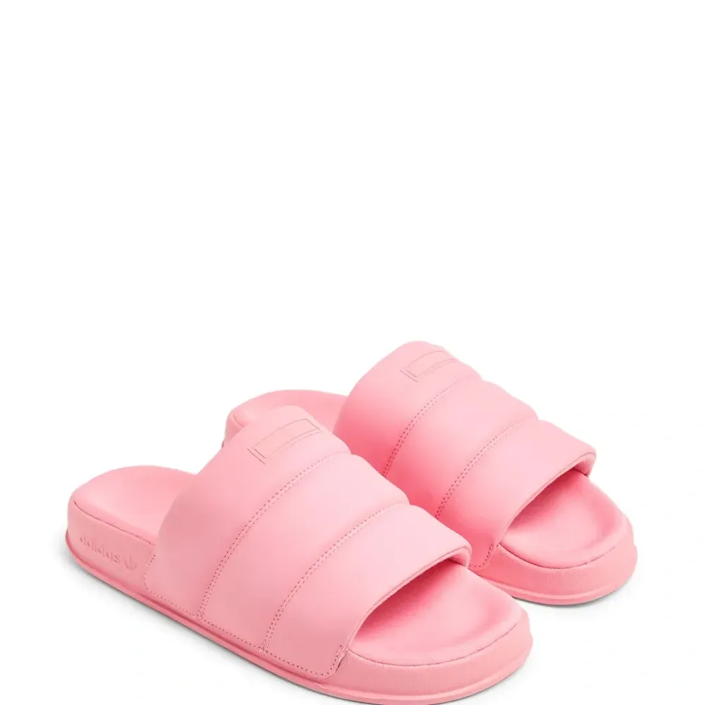 Шлепанцы с тисненым логотипом