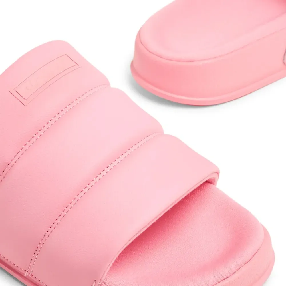 Шлепанцы с тисненым логотипом