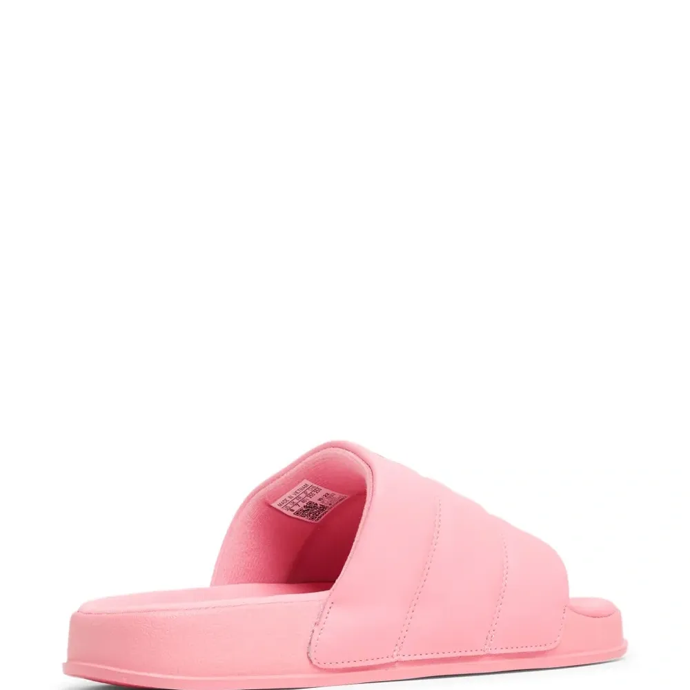 Шлепанцы с тисненым логотипом