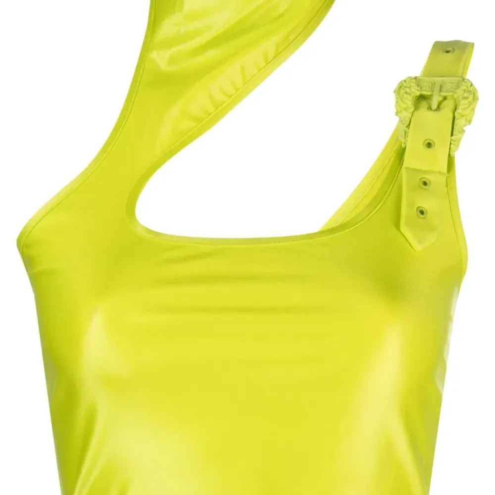 Укороченный топ с вырезами