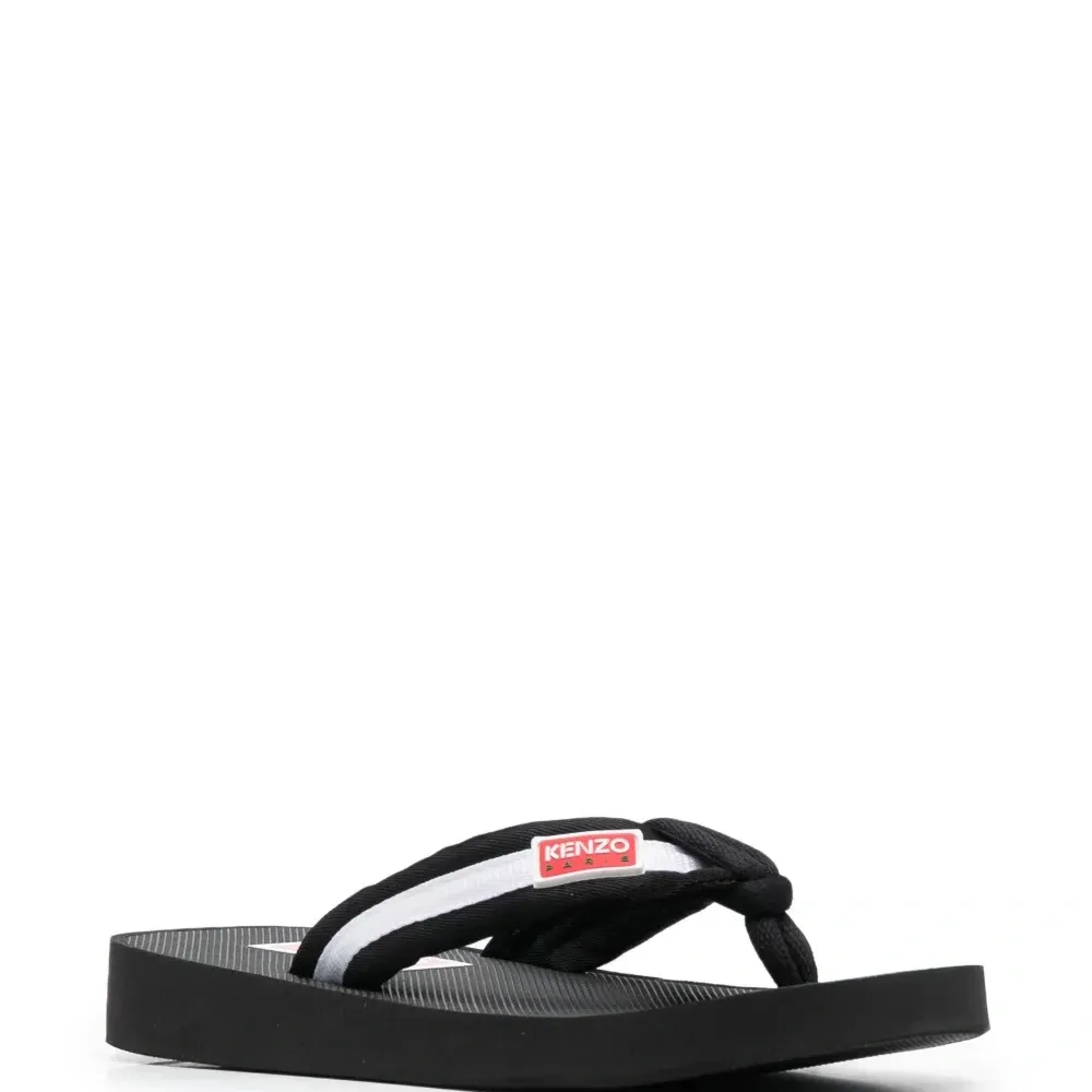 Шлепанцы в полоску с нашивкой-логотипом