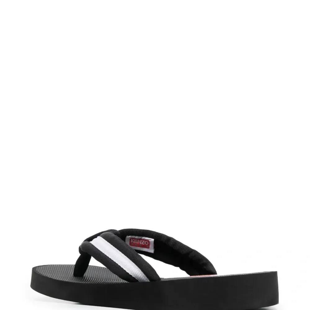 Шлепанцы в полоску с нашивкой-логотипом