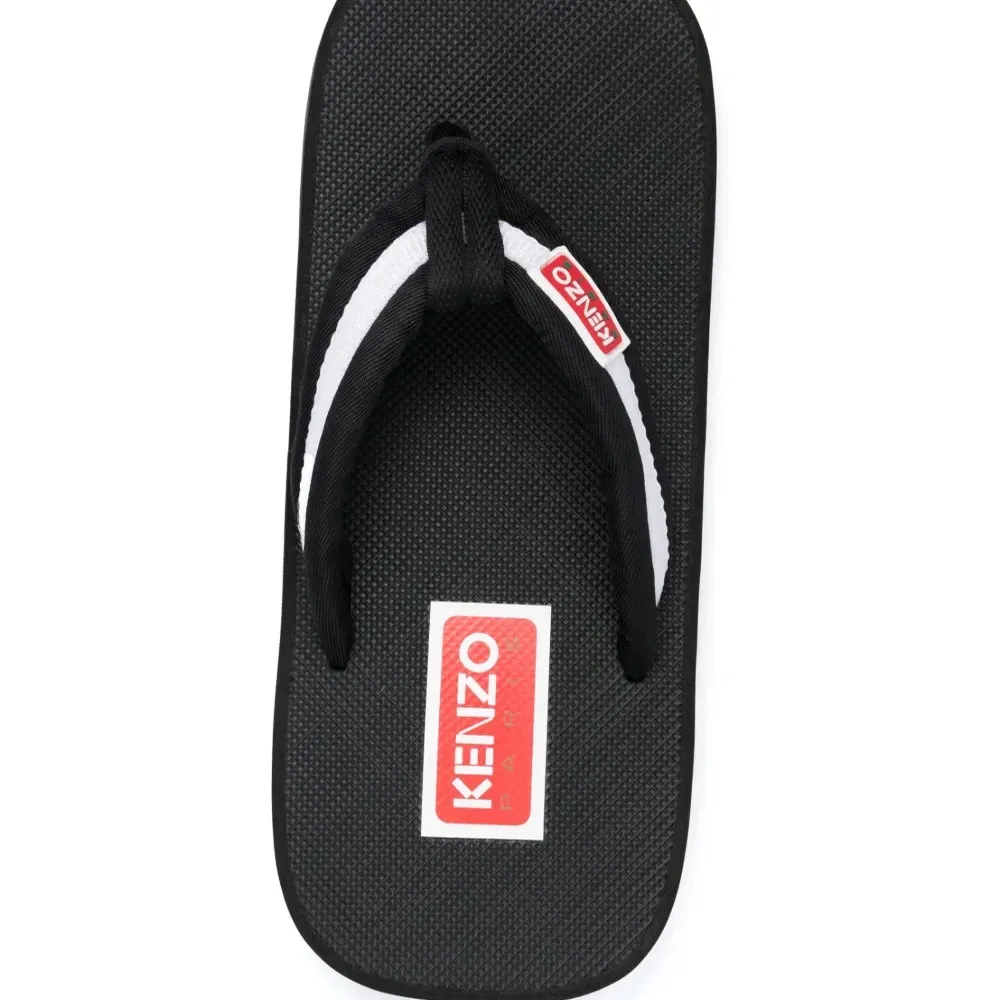 Шлепанцы в полоску с нашивкой-логотипом