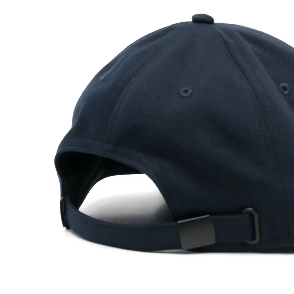 Бейсболка с нашивкой-логотипом