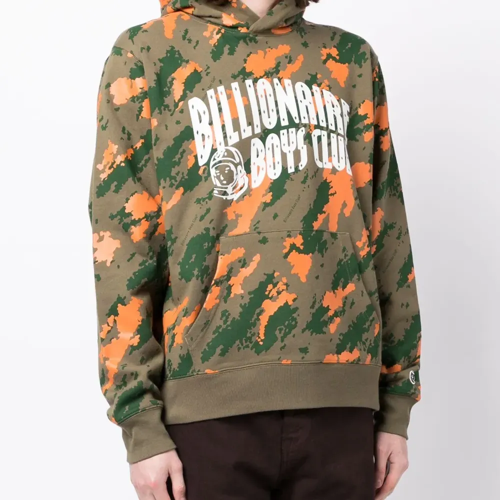 Худи с камуфляжным принтом и логотипом