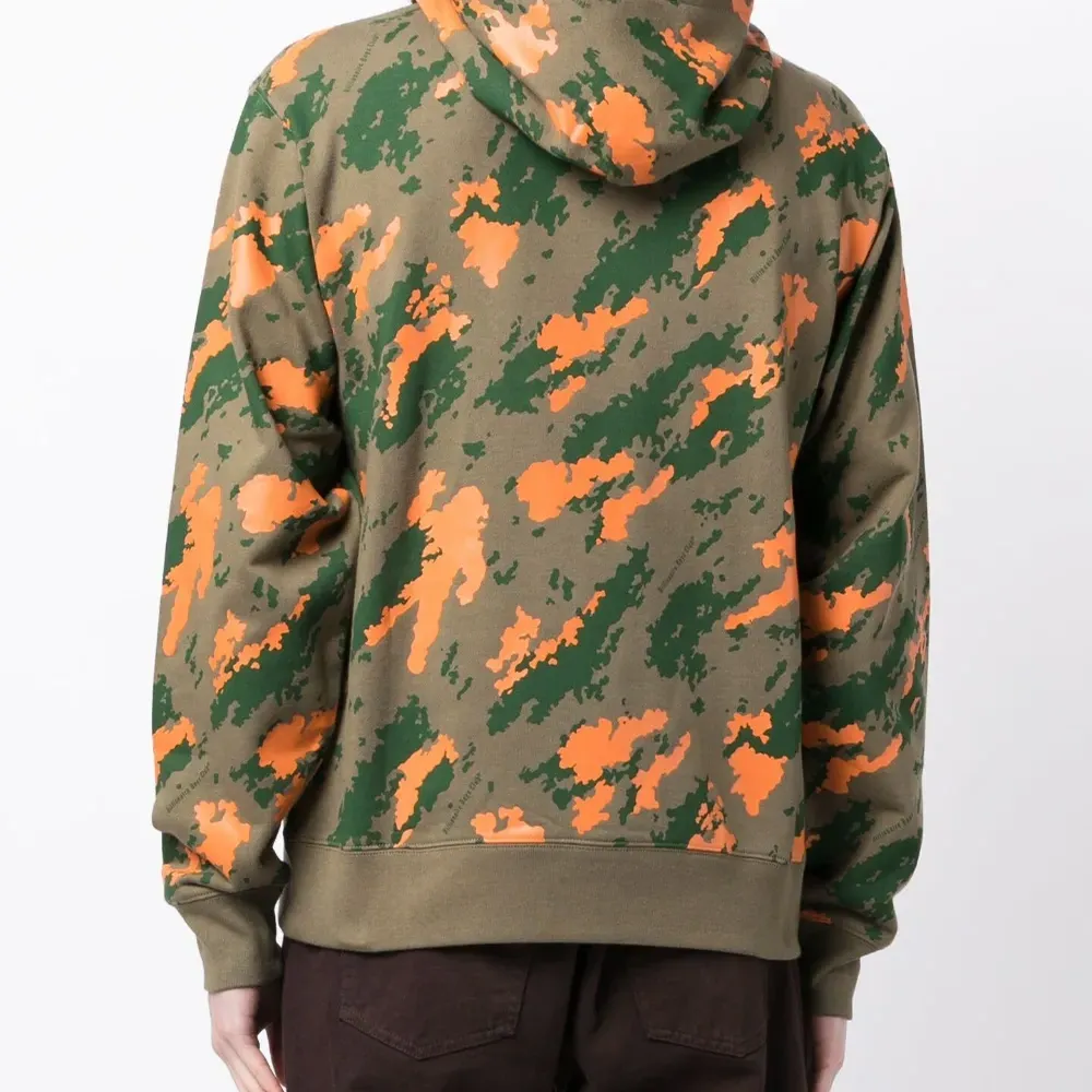 Худи с камуфляжным принтом и логотипом