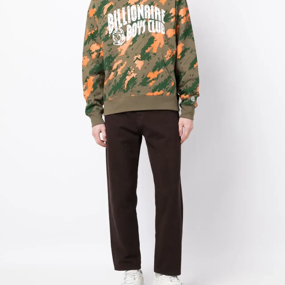 Худи с камуфляжным принтом и логотипом