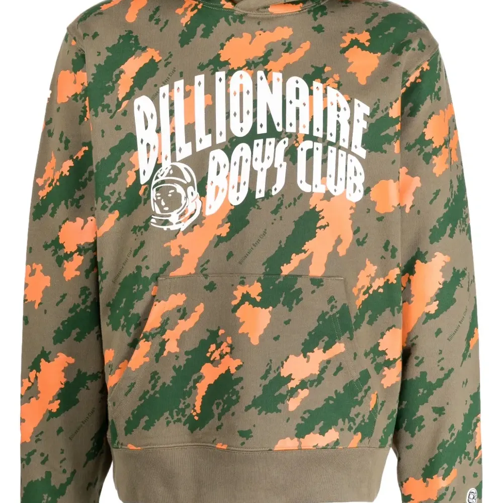 Худи с камуфляжным принтом и логотипом