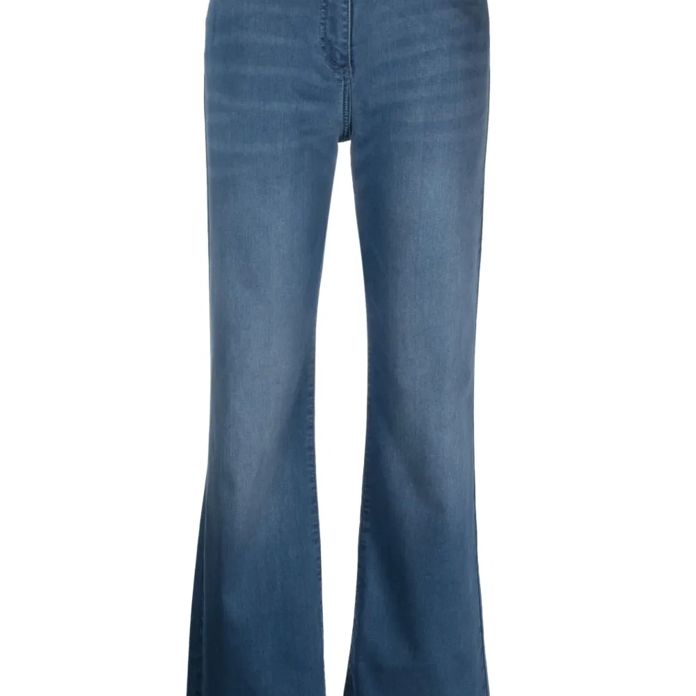 Расклешенные джинсы с завышенной талией Расклешенные джинсы с завышенной талией