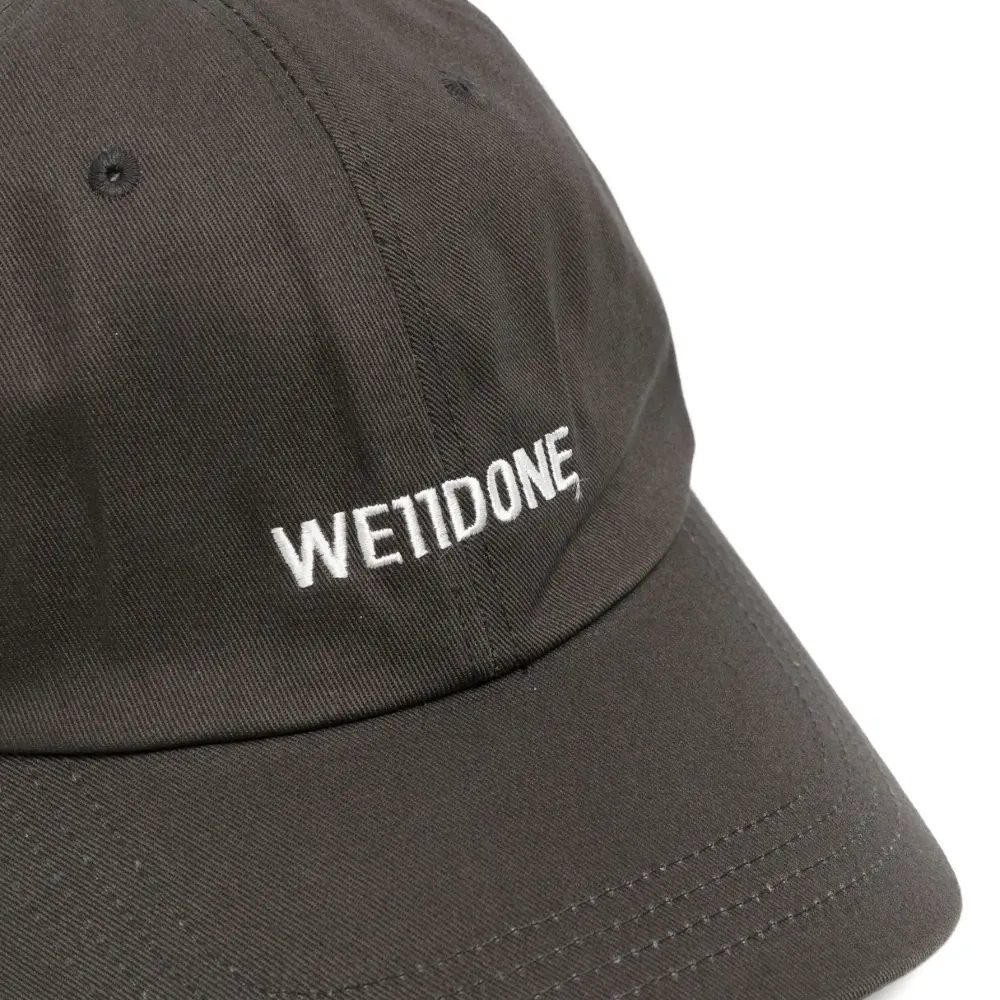 Кепка с вышитым логотипом