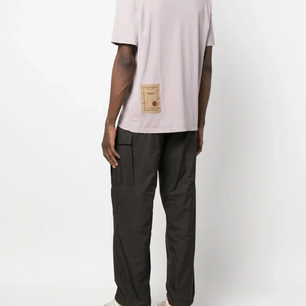 Футболка с нашивкой-логотипом