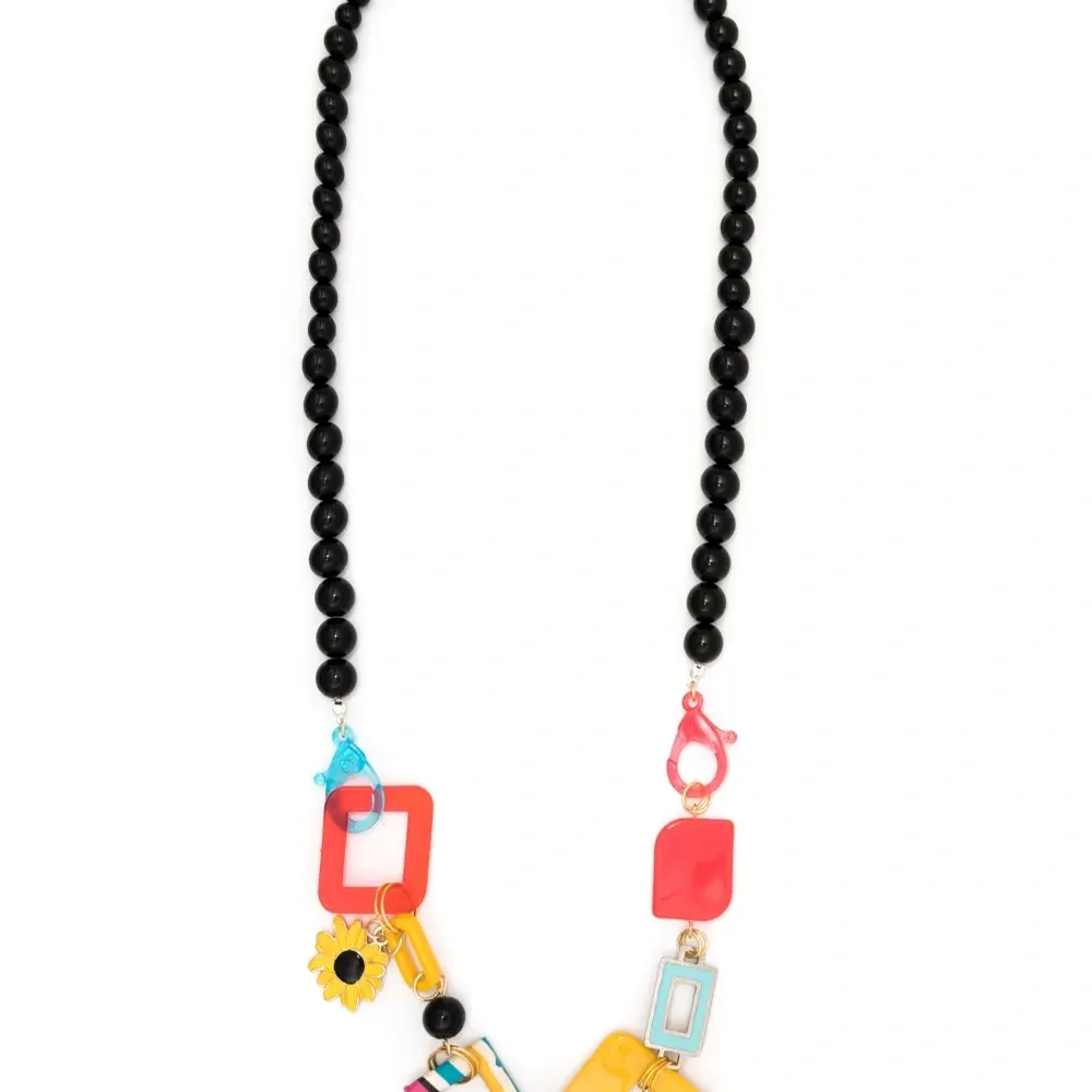 Колье с цветочной аппликацией