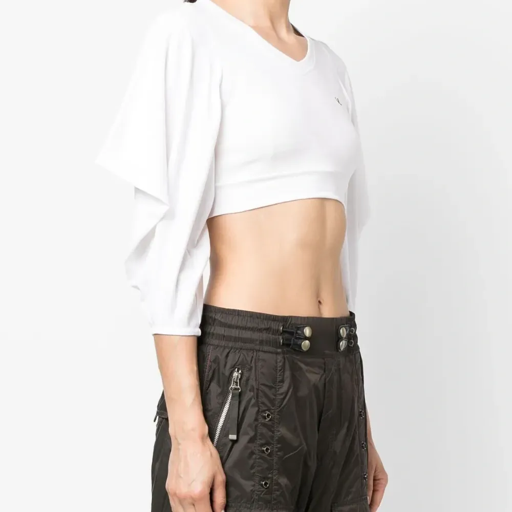 Укороченный топ с драпировкой на рукавах