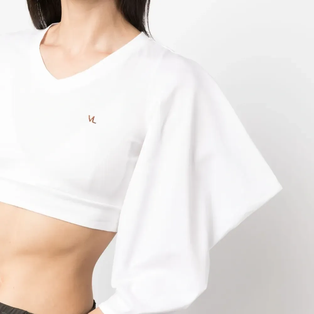 Укороченный топ с драпировкой на рукавах