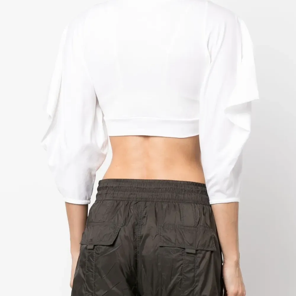 Укороченный топ с драпировкой на рукавах