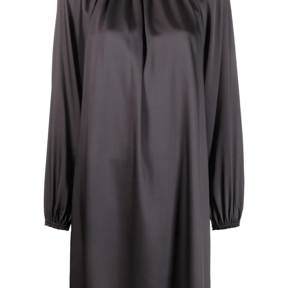 Платье с длинными рукавами и сборками