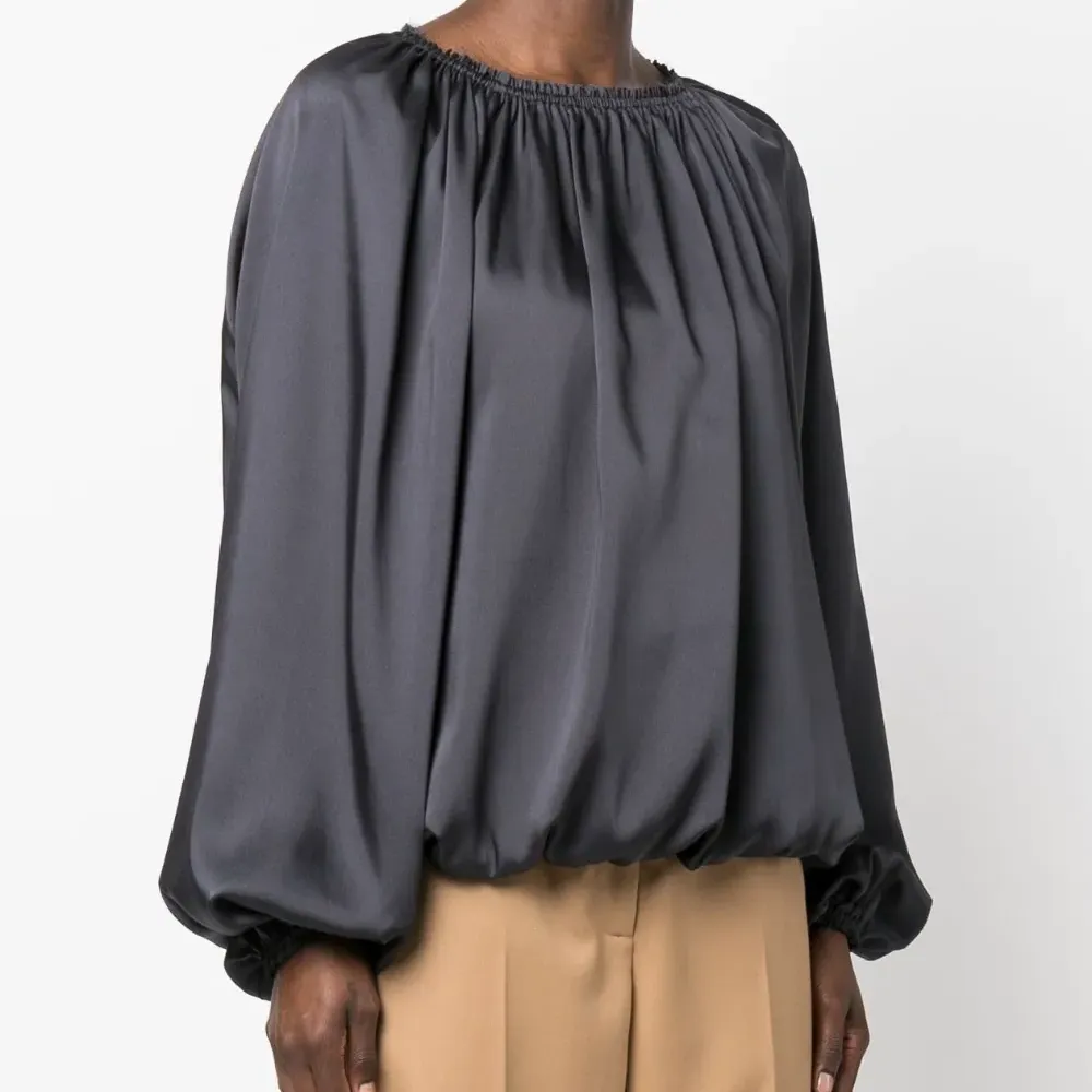 Атласная блузка со сборками