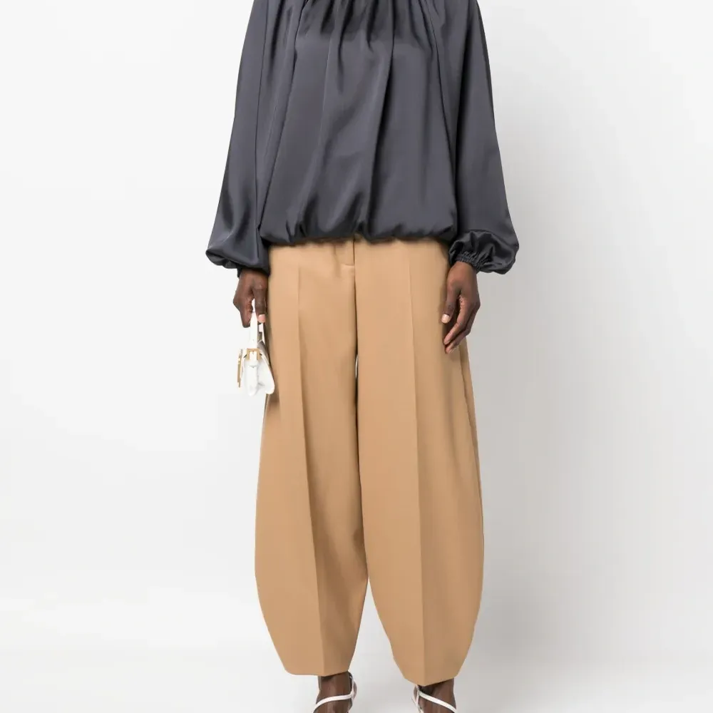 Атласная блузка со сборками