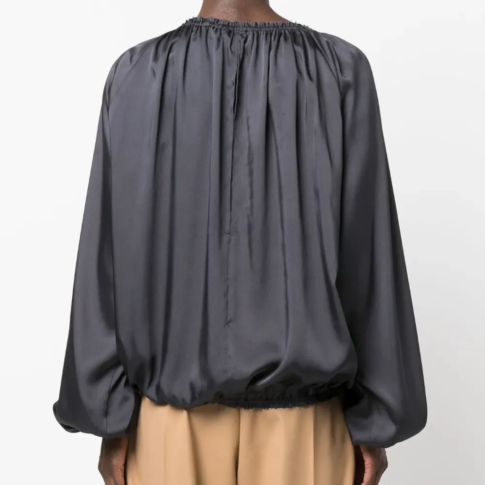 Атласная блузка со сборками