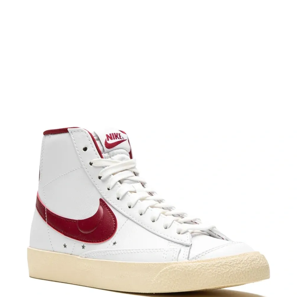 Высокие кроссовки