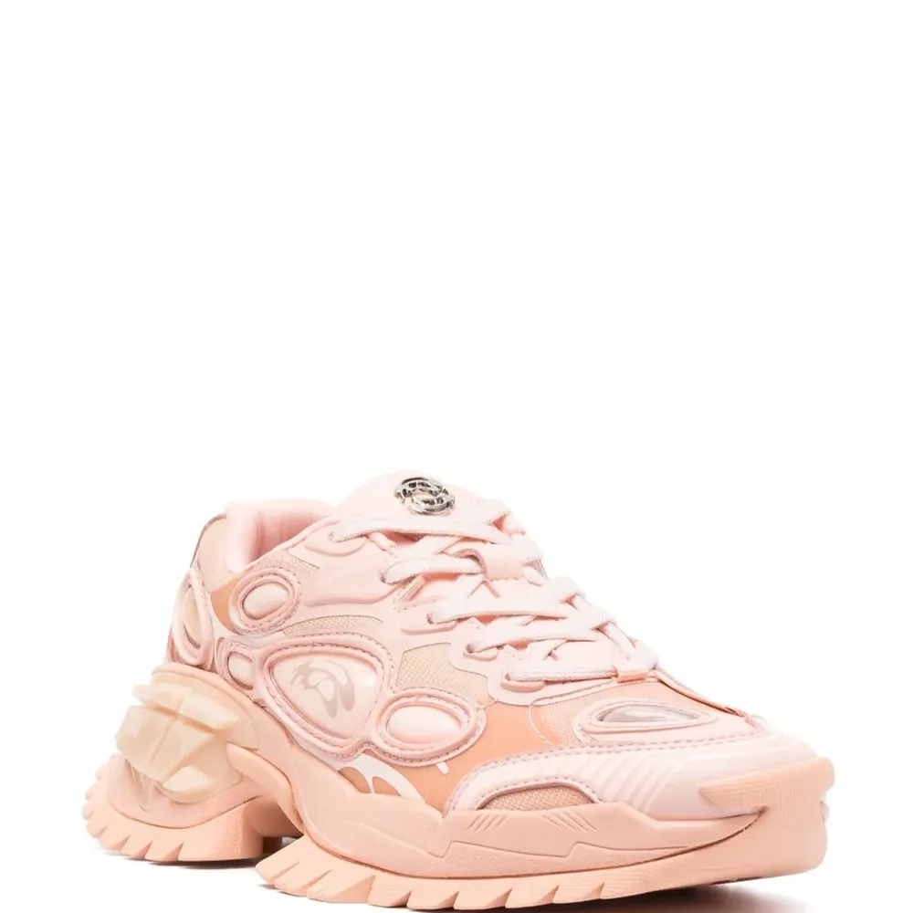 Кроссовки на массивной подошве